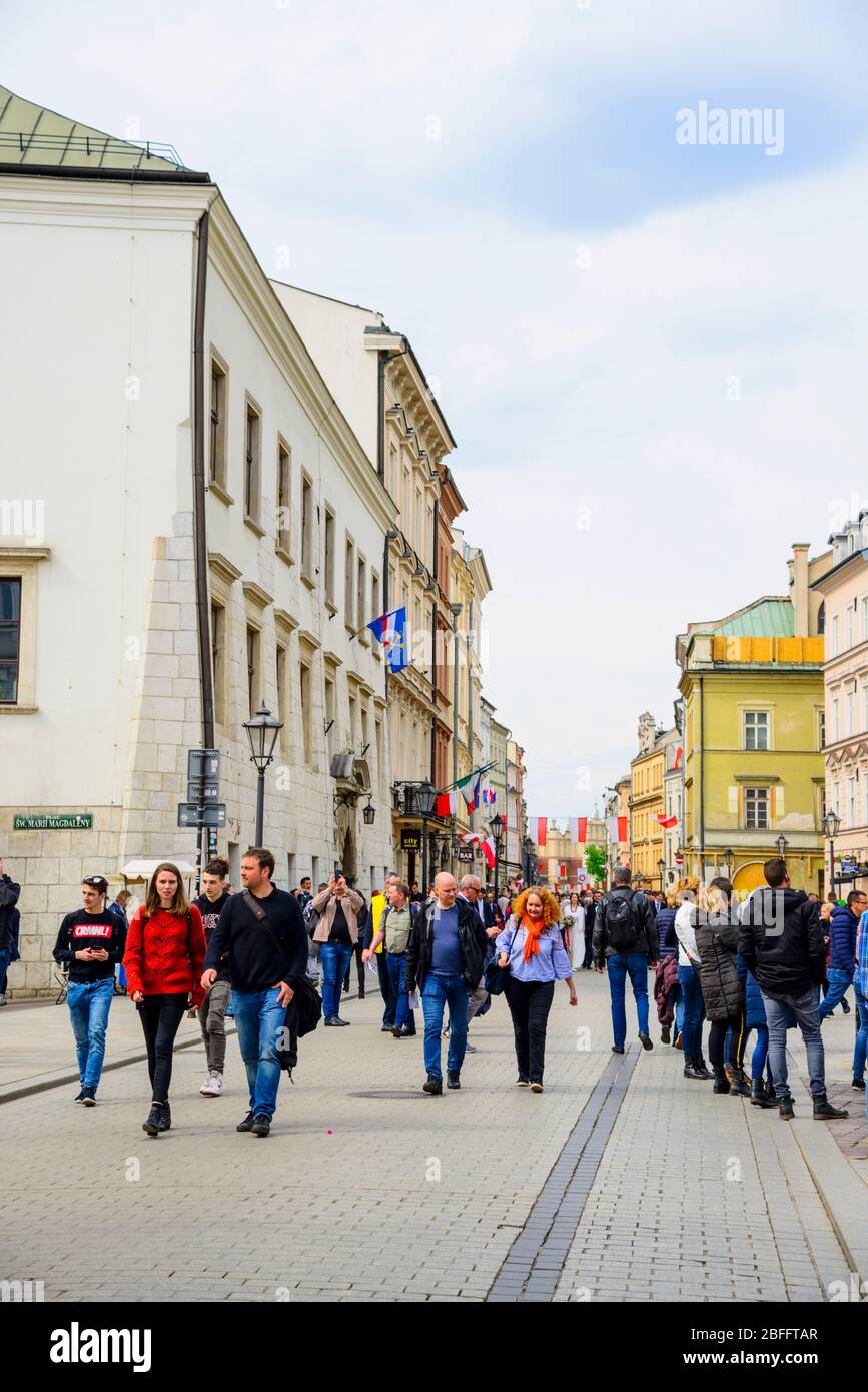 Menschenmenge auf Grodzka Street Altstadt Krakau Polen in der Nähe von St. Peter und Paul Cathedral Europa EU Stockfoto