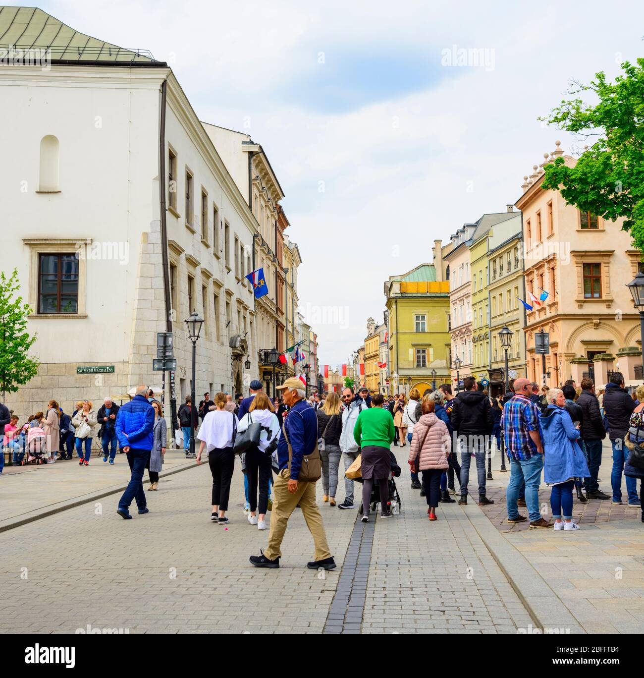 Menschenmenge auf Grodzka Street Altstadt Krakau Polen in der Nähe von St. Peter und Paul Cathedral Europa EU Stockfoto