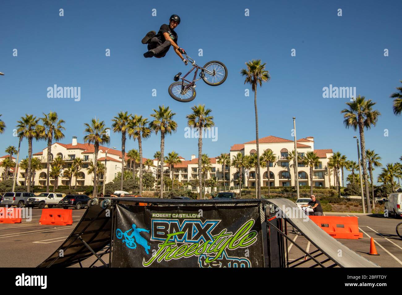 Ein Biker des BMX Freestyle Teams springt bei einer Geschicklichkeitstdemonstration in Huntington Beach, CA, von einer Rampe. Stockfoto