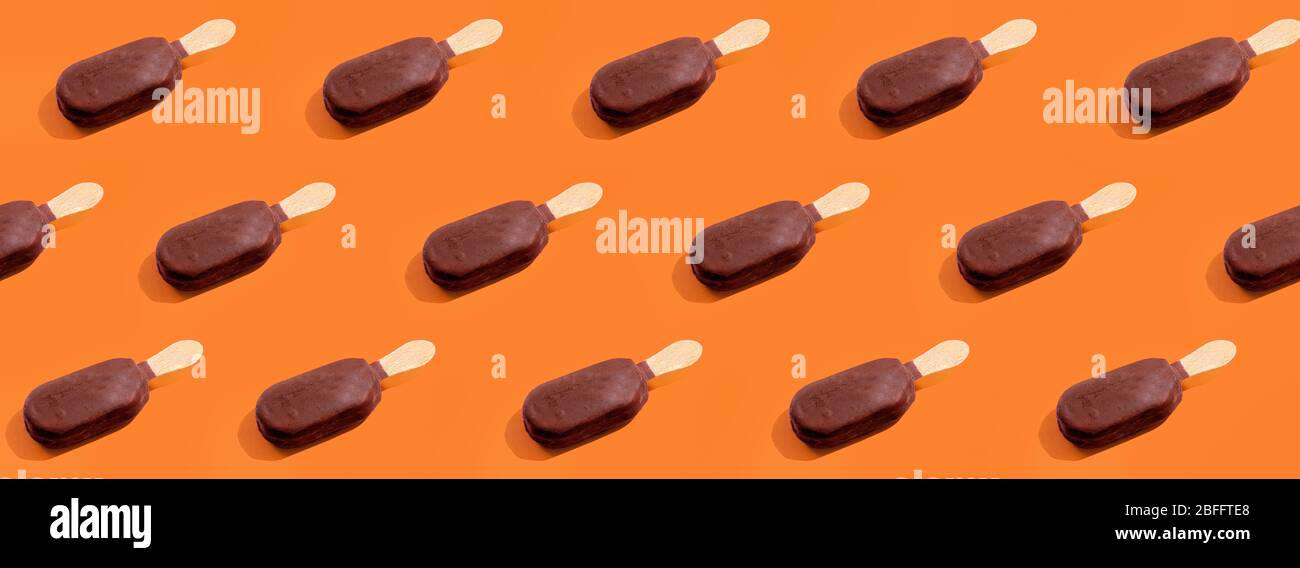 Eis Schokolade Eis-Eis-Eis-Eis-Muster auf trendigen lebendigen orange Hintergrund Stockfoto
