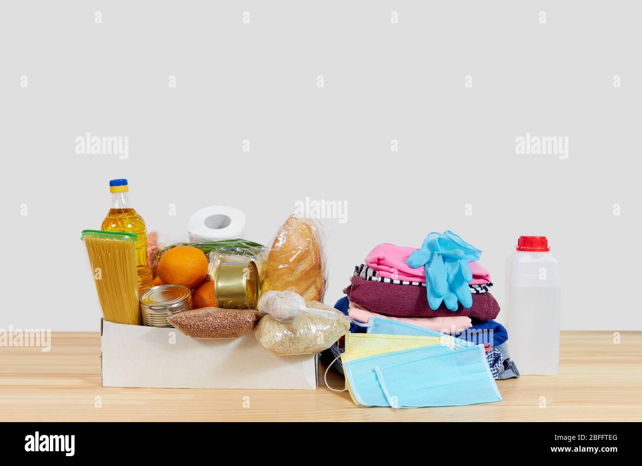Spendenbox für Quarantäne. Lebensmittel, Kleidung und persönliche Schutzausrüstung. Konzept für die Lieferung von Lebensmitteln. Stockfoto