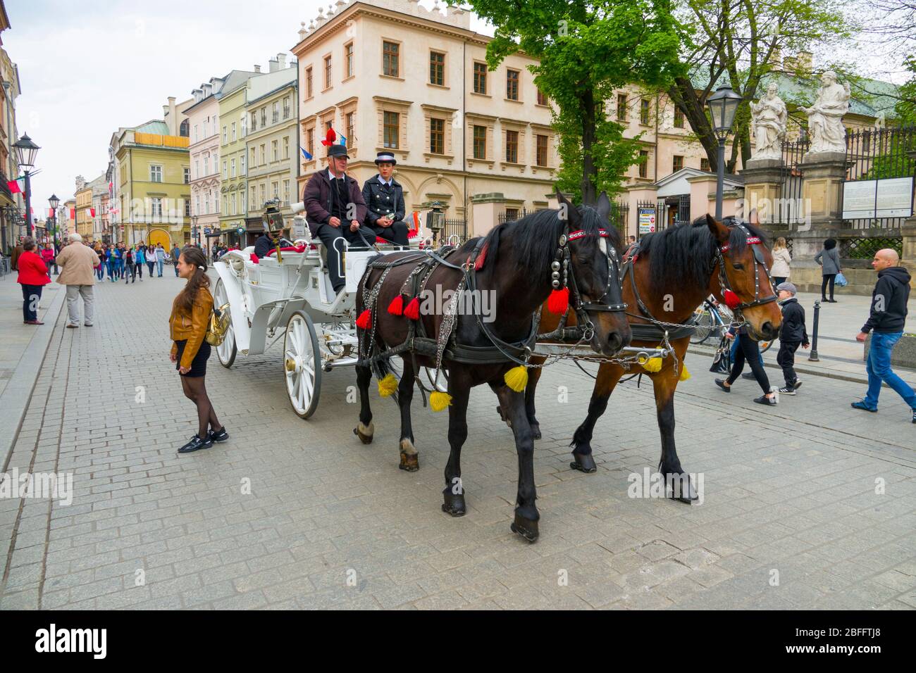 Kutschenfahrt Grodzka Street Altstadt Krakau Polen in der Nähe von St. Peter und Paul Kathedrale Europa EU Stockfoto