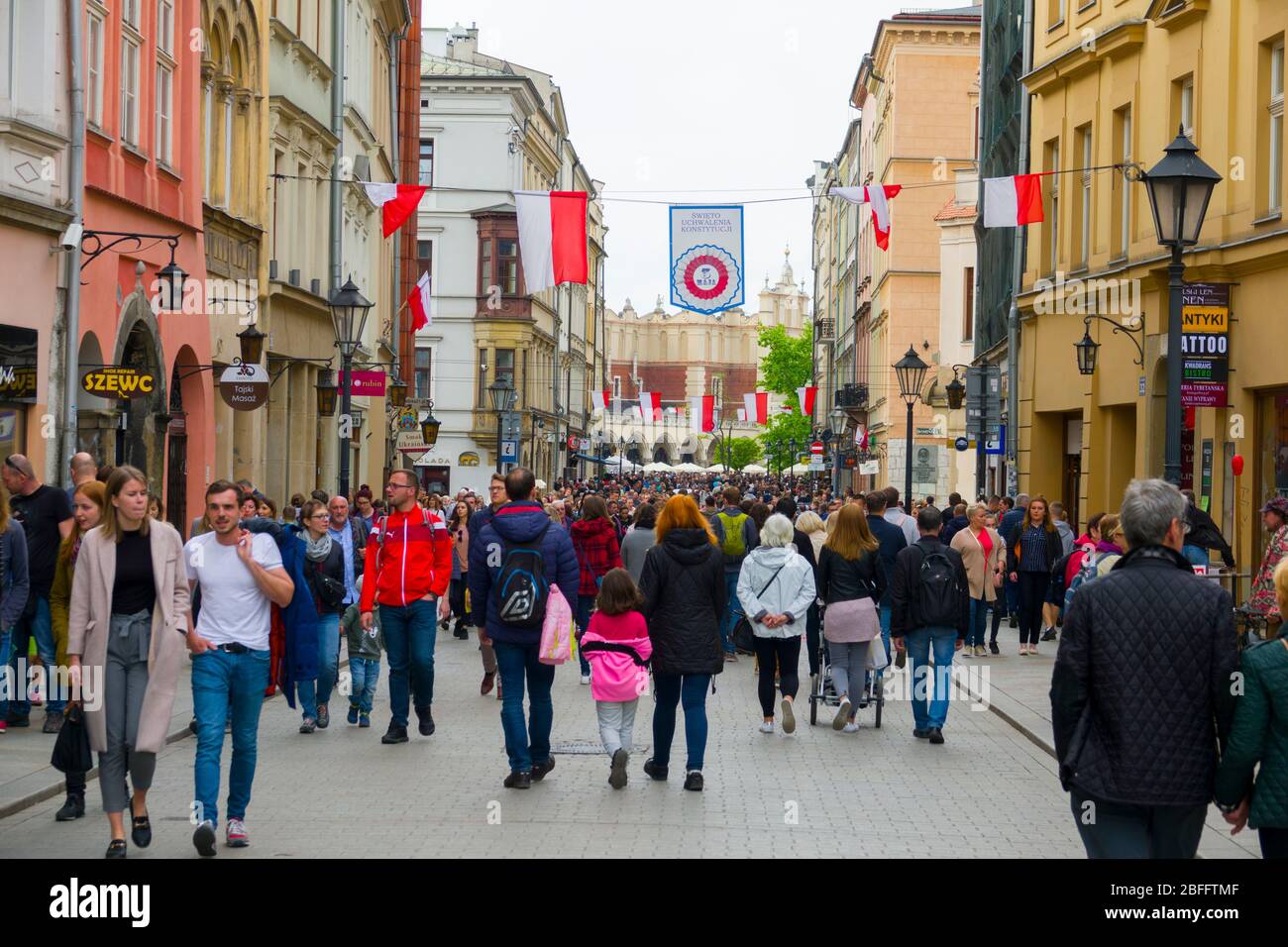 Menschenmenge auf Grodzka Street Altstadt Krakau Polen in der Nähe von St. Peter und Paul Cathedral Europa EU Stockfoto