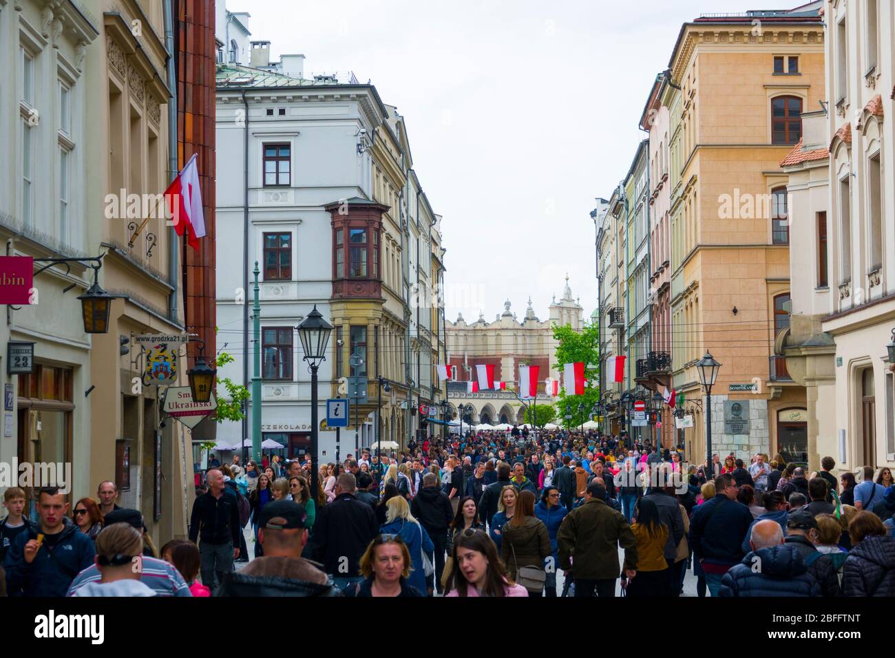 Menschenmenge auf Grodzka Street Altstadt Krakau Polen in der Nähe von St. Peter und Paul Cathedral Europa EU Stockfoto