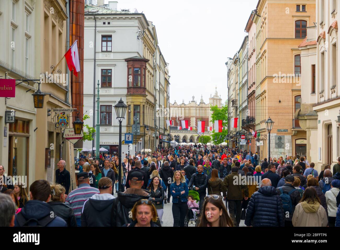 Menschenmenge auf Grodzka Street Altstadt Krakau Polen in der Nähe von St. Peter und Paul Cathedral Europa EU Stockfoto