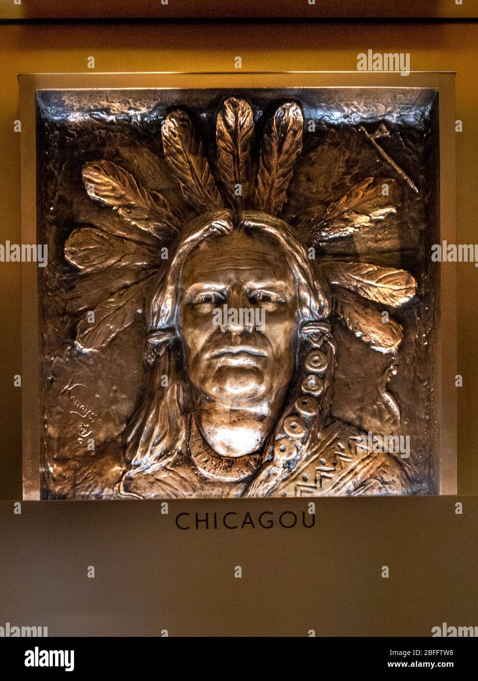 Ein Flachreliefporträt des Indianeroberhauptes Chicagou, auch bekannt als Agapit Chicagou, ziert die Lobby des Marquette Building in Chicago. Chicagou war ein Indianerführer des Mitchigamea Stammes aus dem 18. Jahrhundert. Stockfoto