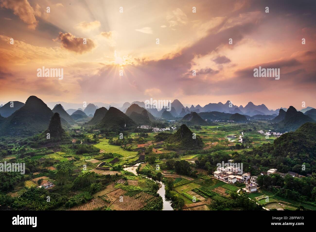 Landschaft der Karstgebirge und Li River bei Sonnenuntergang, Guilin, China Stockfoto