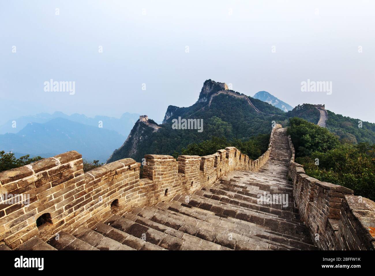 Große Mauer von China mit Blick auf Berge und Nebel Stockfoto