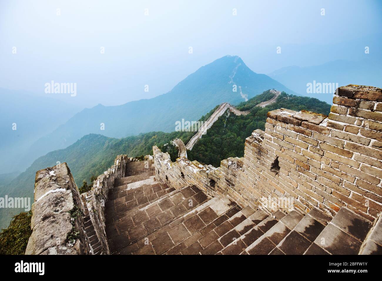 Große Mauer von China mit Blick auf Berge und Nebel Stockfoto