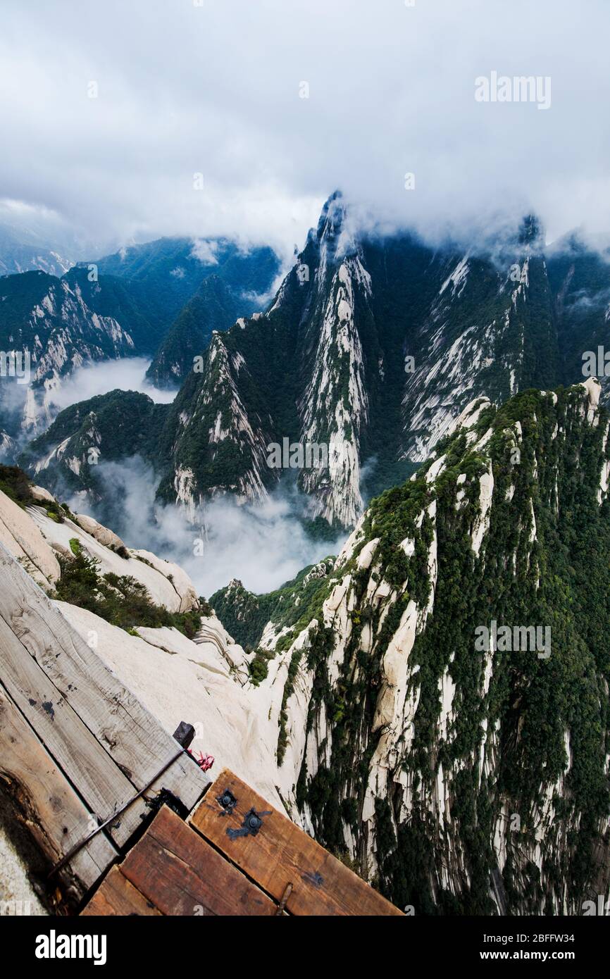 Blick vom berühmten gefährlichen Huashan Plank Walk, nahe Xian, China. Stockfoto