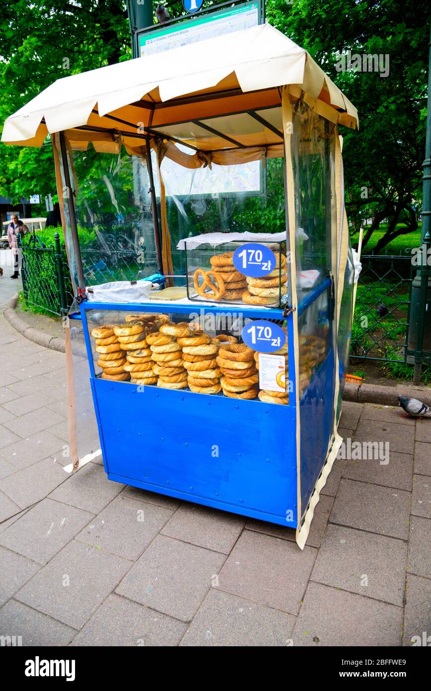Obwarzanek Bagel Brezel Stand auf Krakow Street Polen Europa EU Stockfoto