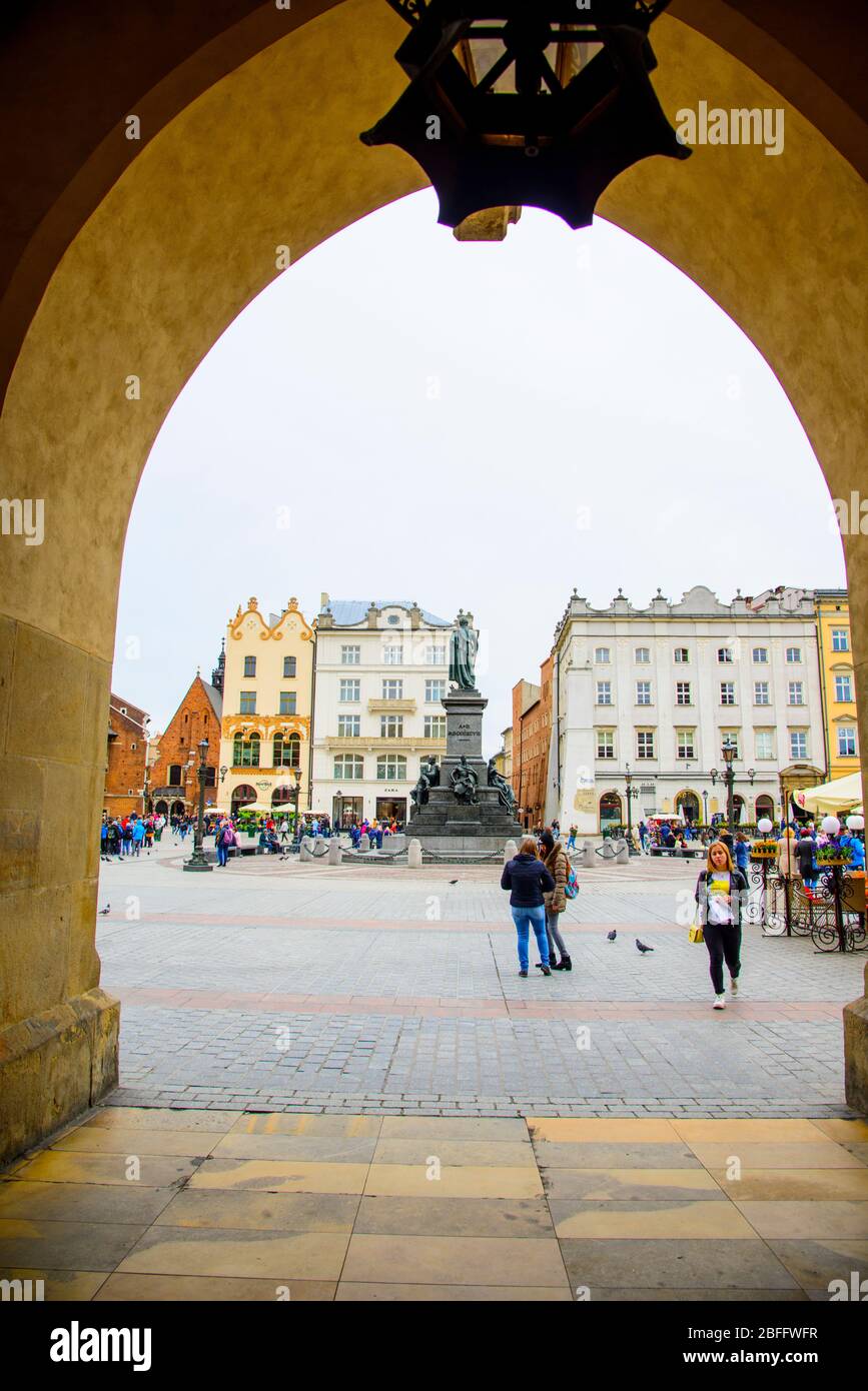 Torbogen der Tuchhalle in der Altstadt Krakau Polen Europa EU Stare Miasto Stockfoto