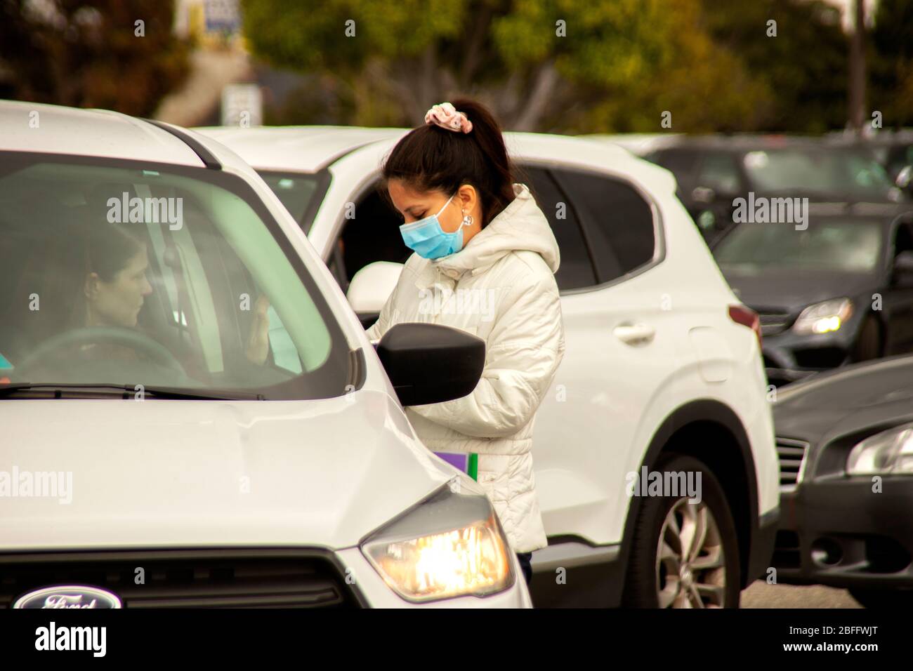 Eine Krankenschwester trägt eine Sicherheitsmaske und erfasst Daten von Patienten in einer Bluttesteinrichtung in einem Einkaufszentrum in Westminster, CA, für Coronavirus oder COVID-19. Stockfoto