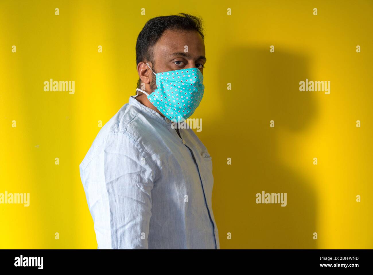Männlich Modell trägt Hause gemacht Gesichtsmaske, um Infektion von Corona-Virus während der Corona-Pandemie zu vermeiden. Steuer14 Stockfoto