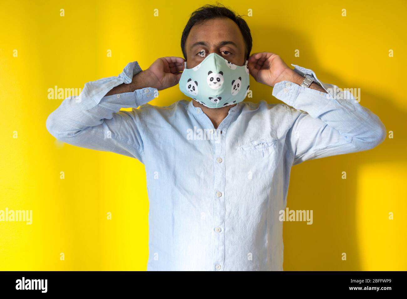 Männlich Modell trägt Hause gemacht Gesichtsmaske, um Infektion von Corona-Virus während der Corona-Pandemie zu vermeiden. Steuer14 Stockfoto