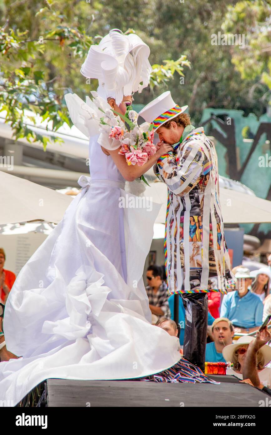 Bei einer Modenschau aus Fundstücken in Laguna Beach, CA, stellen ein Mann und eine Frau ein Brautpaar dar. Stockfoto
