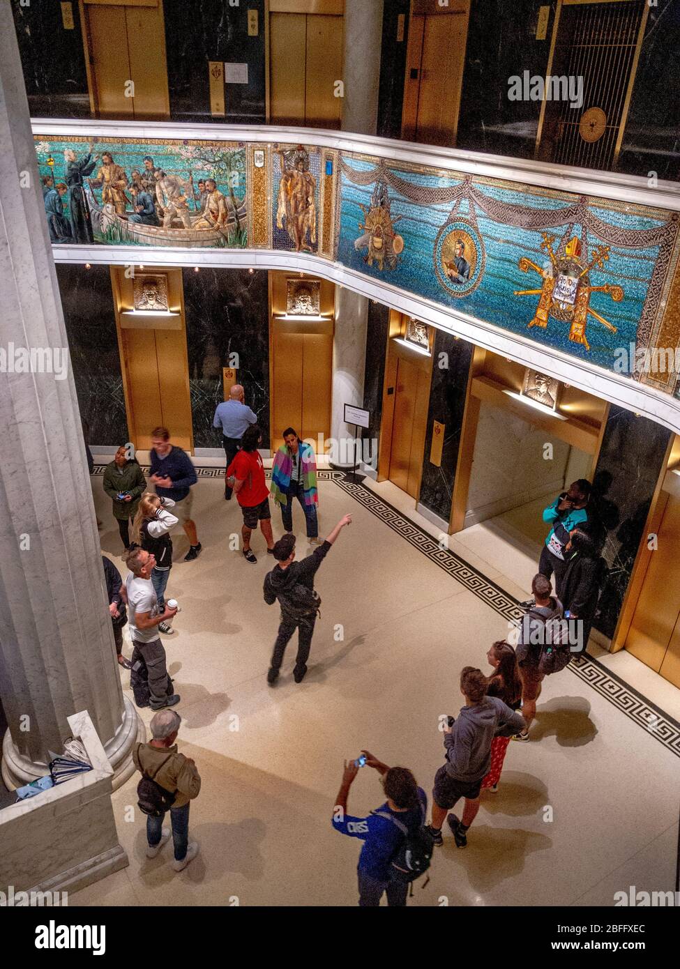 Das sechseckige Geländer um die Lobby des Marquette Building in Chicago ist mit einem Mosaikfries des Louis Comfort Tiffany Studios dekoriert, das Ereignisse im Leben von Jacques Marquette, seiner Erkundung von Illinois im Jahr 1674 und den von ihm begegneten Indianern darstellt. Stockfoto