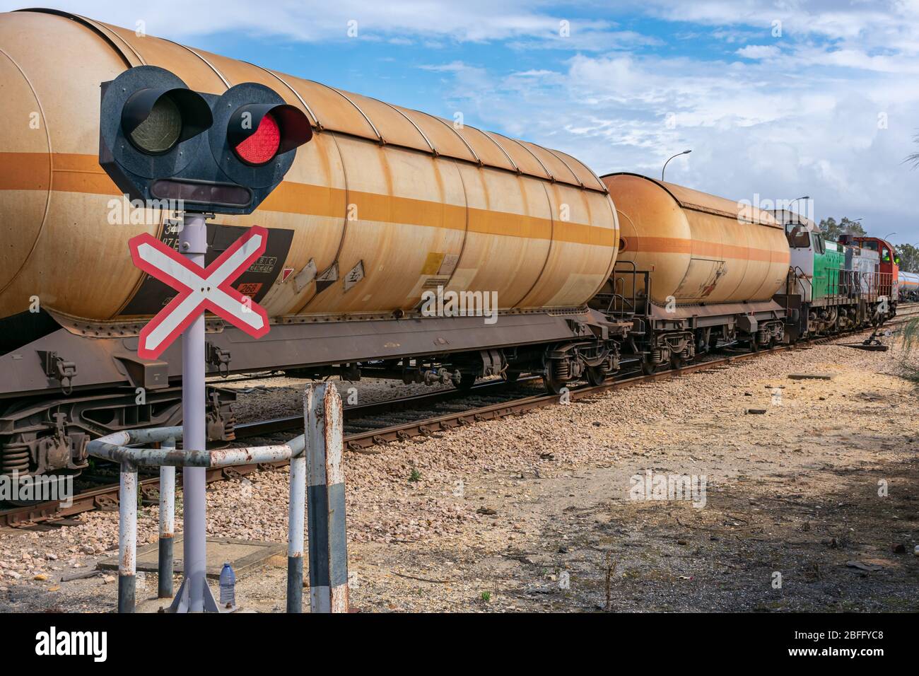 Ampelkreuzung Warnleuchten, Tankwagen für den Transport gefährlicher Gase zirkulieren auf der Strecke. Stockfoto