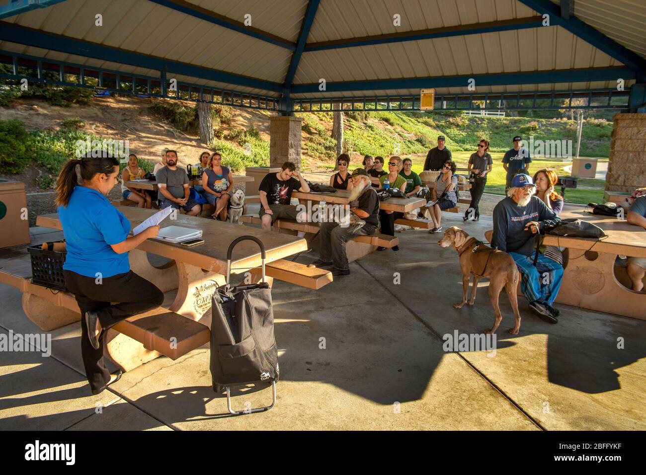 Ein Dozent der Polizeiabteilung spricht bei einem Outdoor-Seminar in einem Park in Corona, CA, über die zivilgesellschaftliche Verantwortung für Fußgänger-Hundewanderer. Stockfoto