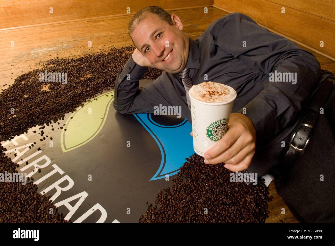 Darcy Willson-Rymer, Managing Director von Starbucks UK und Irland, genießt einen 100% Fairtrade Cappuccino von Starbucks. Ab 2. September 2009 alle M Stockfoto