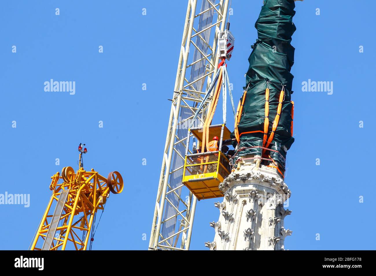 Zagreb, Kroatien - 17. April 2020: Arbeiter bereiten sich darauf vor, die Spitze des Zagreber Domturms zu trennen, der durch das Erdbeben zerstört wurde Stockfoto