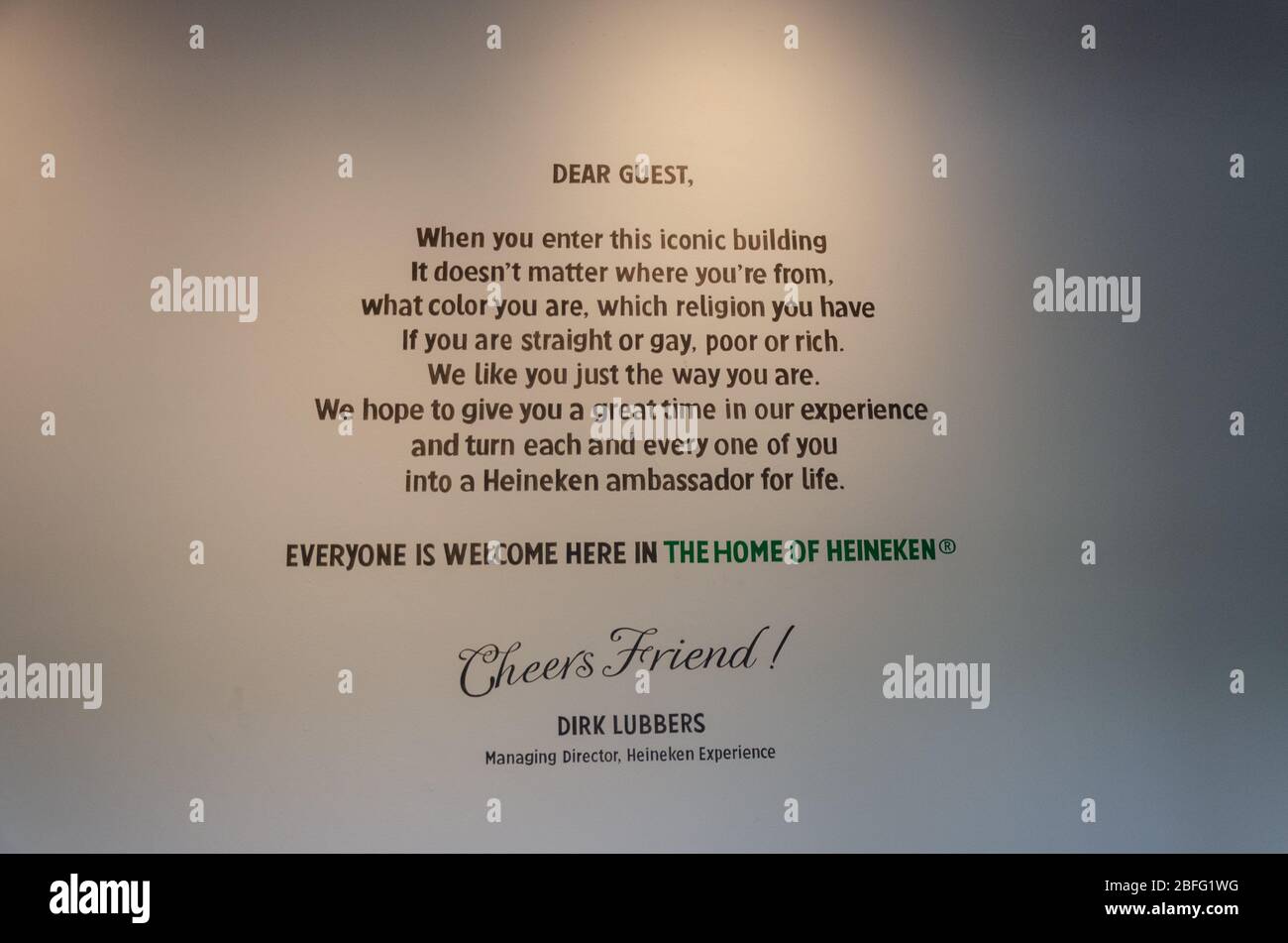 Eine antidiskriminierende und verbindende Botschaft des Geschäftsführers von Heineken Experience, gedruckt an der Wand bei Heineken Experience, Amsterdam Stockfoto