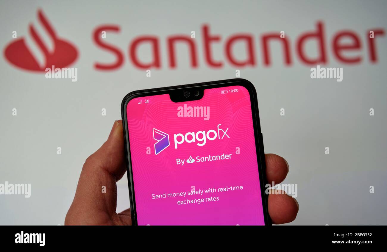 Stone / Großbritannien - April 18 2020: PagoFX Geldtransfer-App auf dem Smartphone-Bildschirm Halten Sie sich in der Hand und Santander-Logo auf einem verschwommenen Hintergrund. Stockfoto