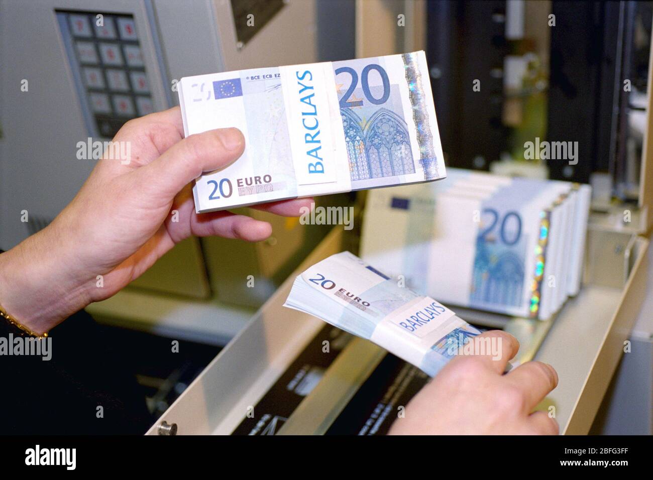 Paris: Ein Mitarbeiter der Barclays Bank lädt ein ATM mit neuen Euro-Banknoten in Vorbereitung auf die 1. Januar 2002. Stockfoto