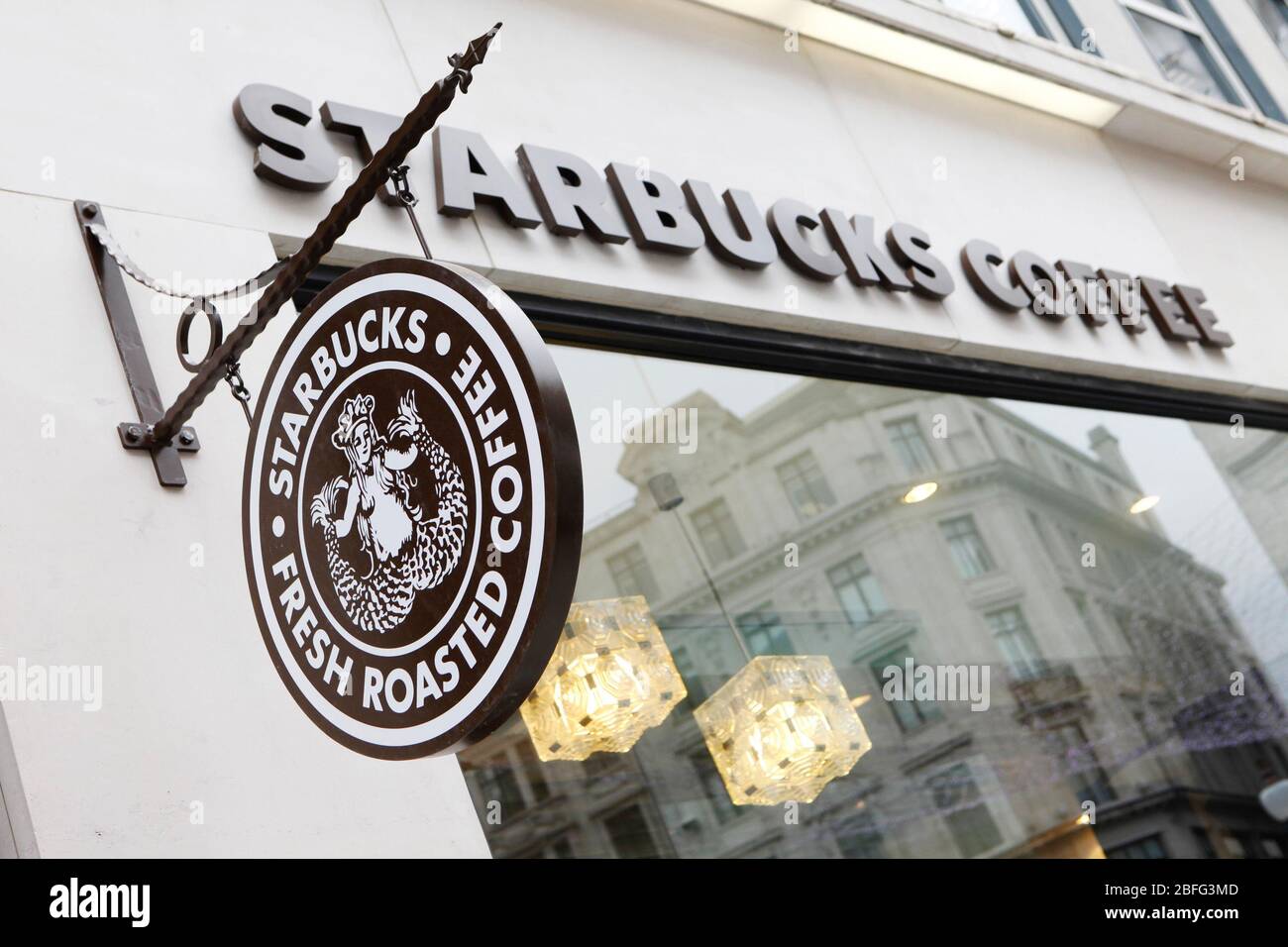 Starbucks eröffnet morgen seinen ersten maßgeschneiderten Store in London mit dem Originallogo, das bei der Eröffnung der Kaffeekette in Seattle entstand. Die neue st Stockfoto