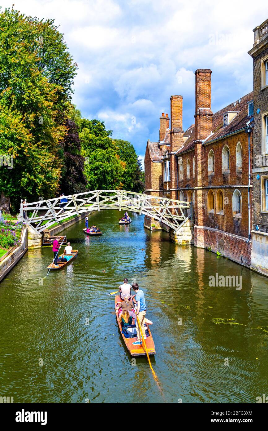 Leute, die auf dem Fluss Cam unter der Mathematical Bridge, Cambridge, Großbritannien Stockfoto