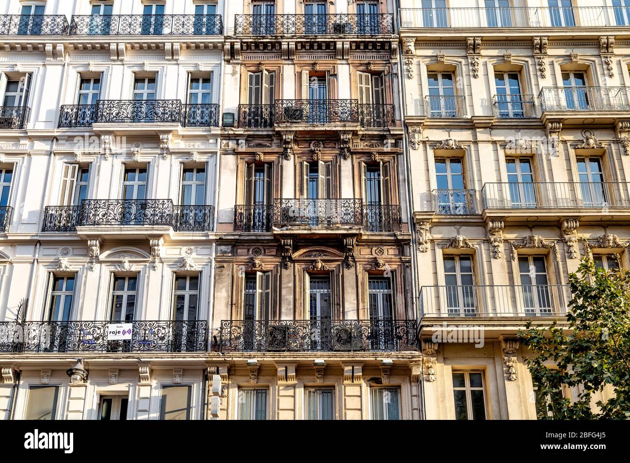 Fassaden von Wohngebäuden mit verzierten Balkonen in Marseille, Frankreich Stockfoto