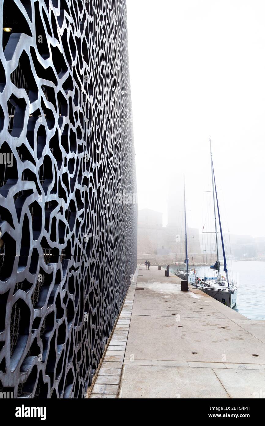 Seite des Museums für europäische und mediterrane Zivilisationen (Mucem) Gebäude bei Nebel, Marseille, Frankreich Stockfoto