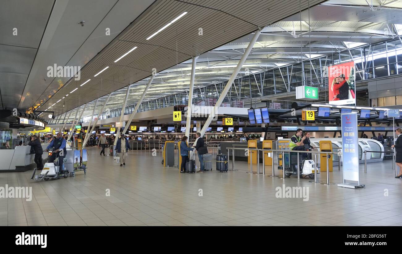 Abflughalle des Flughafens Schiphol, Menschen, Touristen und Arbeiter, im Innenbereich von amsterdam Stockfoto