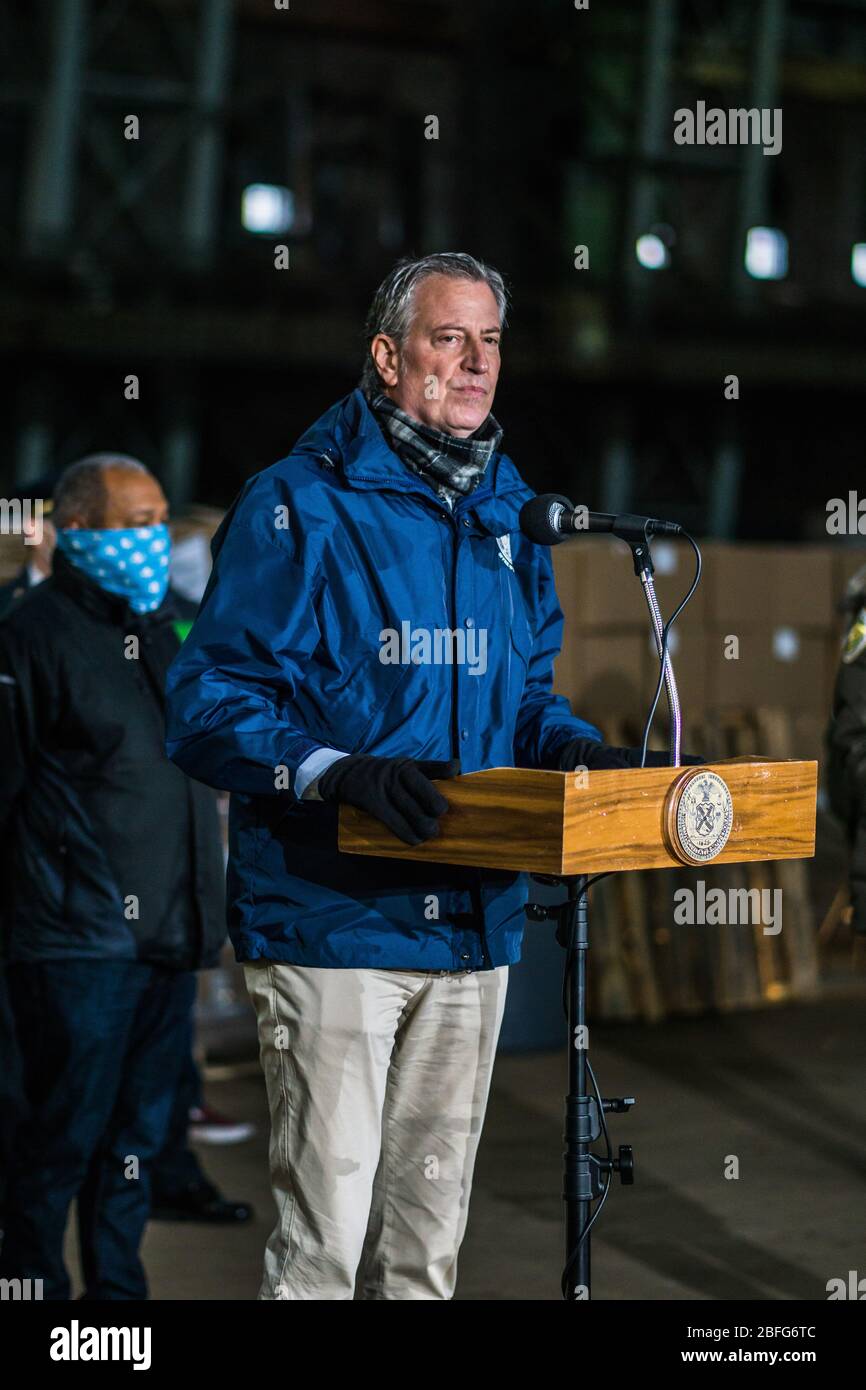 Bronx, Usa. April 2020. NYC Mayor de Blasio führt durch die Kingsbridge-Waffenarsenal, die während der Covid-19-Krise als temporäres Lebensmittelvertriebszentrum genutzt wird und wo TLC-inzensierte Fahrer Mahlzeiten und Lieferungen an New Yorker in Not abholen können. (Foto: Steve Sanchez/Pacific Press) Quelle: Pacific Press Agency/Alamy Live News Stockfoto