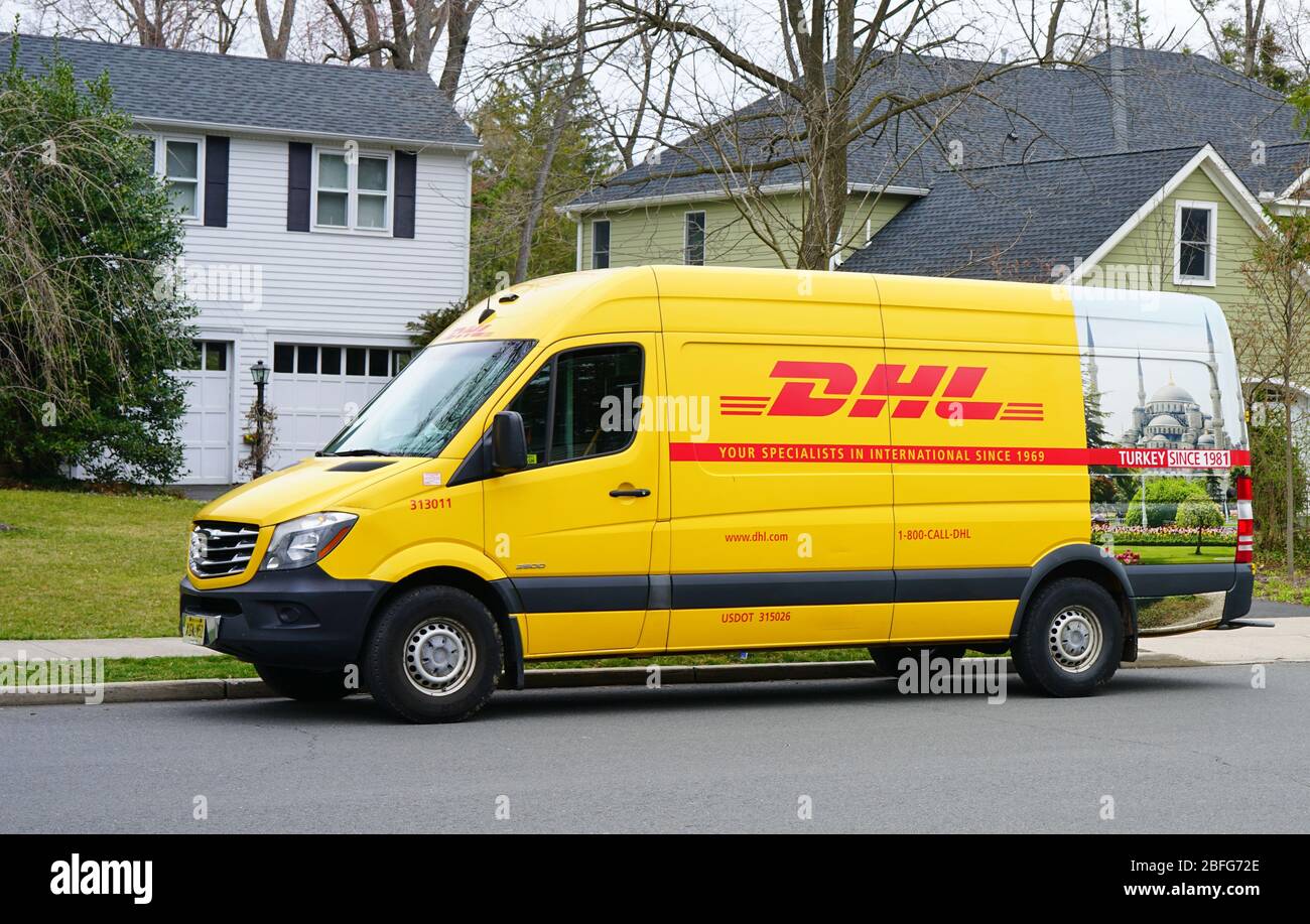 PRINCETON, NJ -10 MAR 2020 - EIN gelber Lieferwagen für den DHL-Kurierdienst wird auf der Straße in New Jersey geparkt. DHL ist im Besitz der Deutschen Post Stockfoto