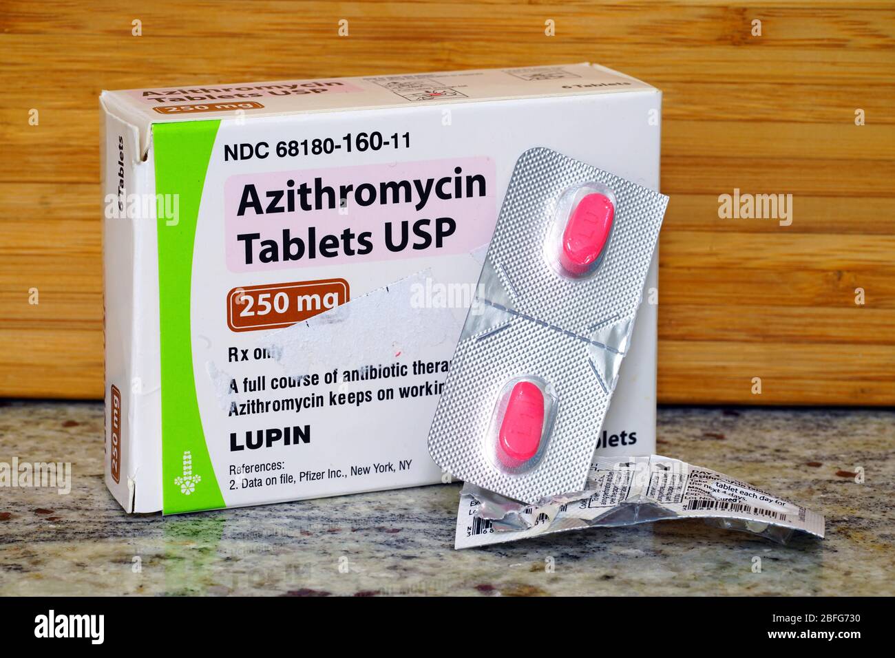 WEST WINDSOR, NJ -11 APR 2020- EINE Packung mit Azithromycin Antibiotika- Tabletten. Dieses Medikament wurde zur Behandlung von COVID-19 verwendet  Stockfotografie - Alamy
