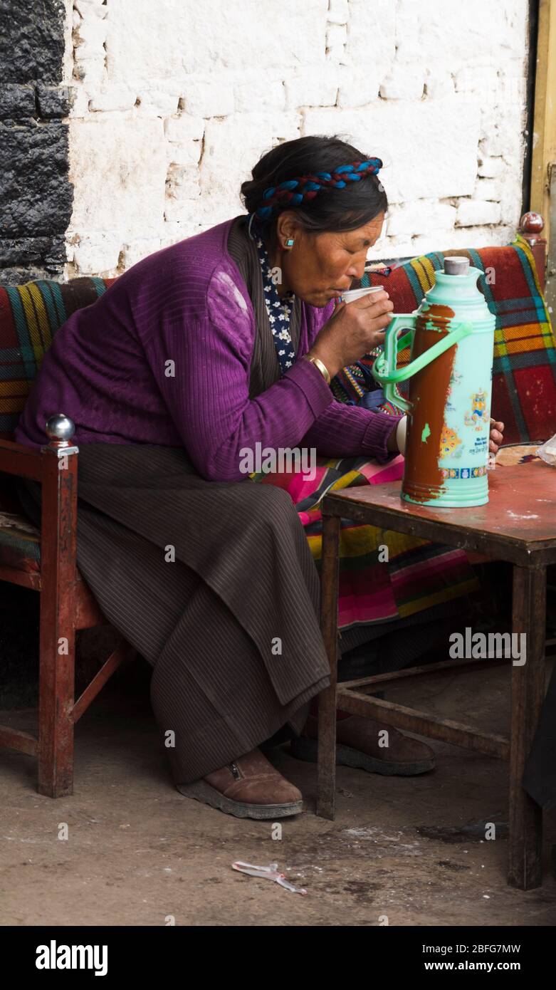 Die Pilger ruhen im Teehaus des Klosters in Shalu, Tibet Stockfoto