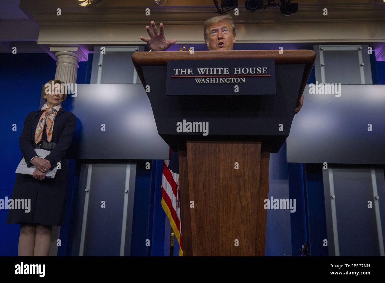 Präsident Donald Trump nimmt Fragen während eines Briefings über die COVID-19-Pandemie im Weißen Haus in Washington, D.C., am Samstag, 18. April 2020, auf. Foto von Tasos Katopodis/UPI Stockfoto