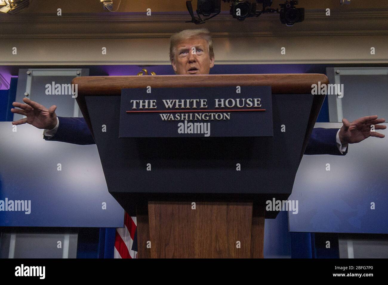 Präsident Donald Trump nimmt Fragen während eines Briefings über die COVID-19-Pandemie im Weißen Haus in Washington, D.C., am Samstag, 18. April 2020, auf. Foto von Tasos Katopodis/UPI Stockfoto