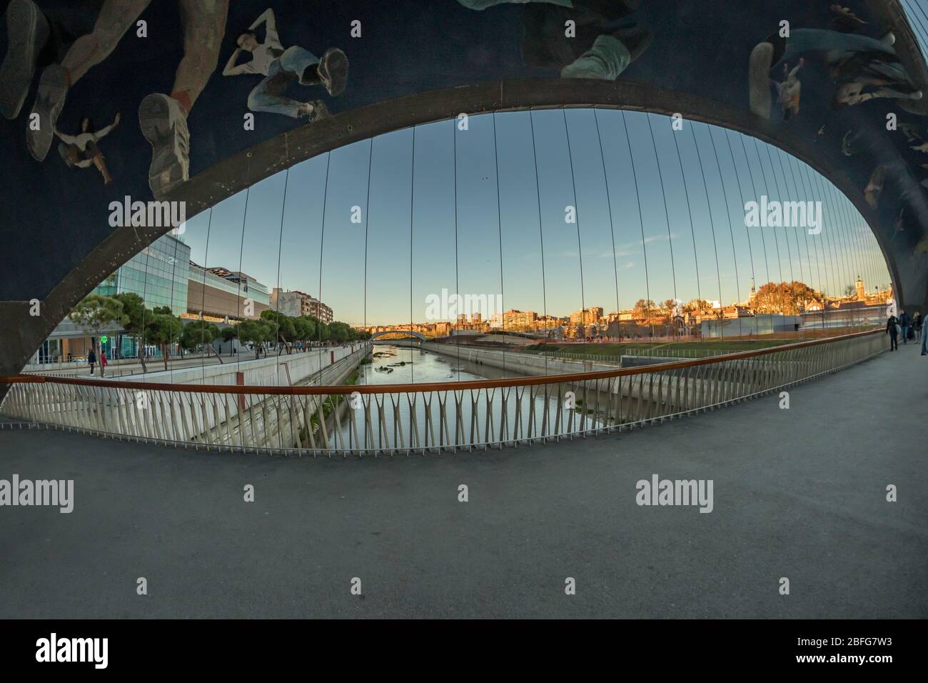 MADRID, SPANIEN - 13. DEZEMBER 2018: Die Matadero-Brücke über den Manzanares-Fluss in der Innenstadt von Madrid, Spanien. Stockfoto