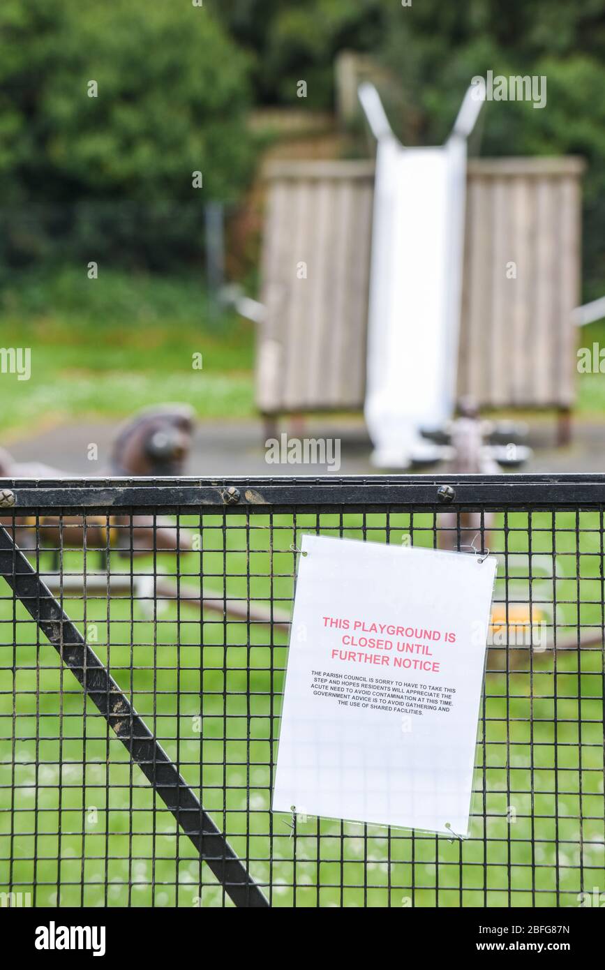 Melden Sie sich auf geschlossenen Park und Spielplatz aufgrund einer möglichen Infektion von covid 19 Virus Stockfoto