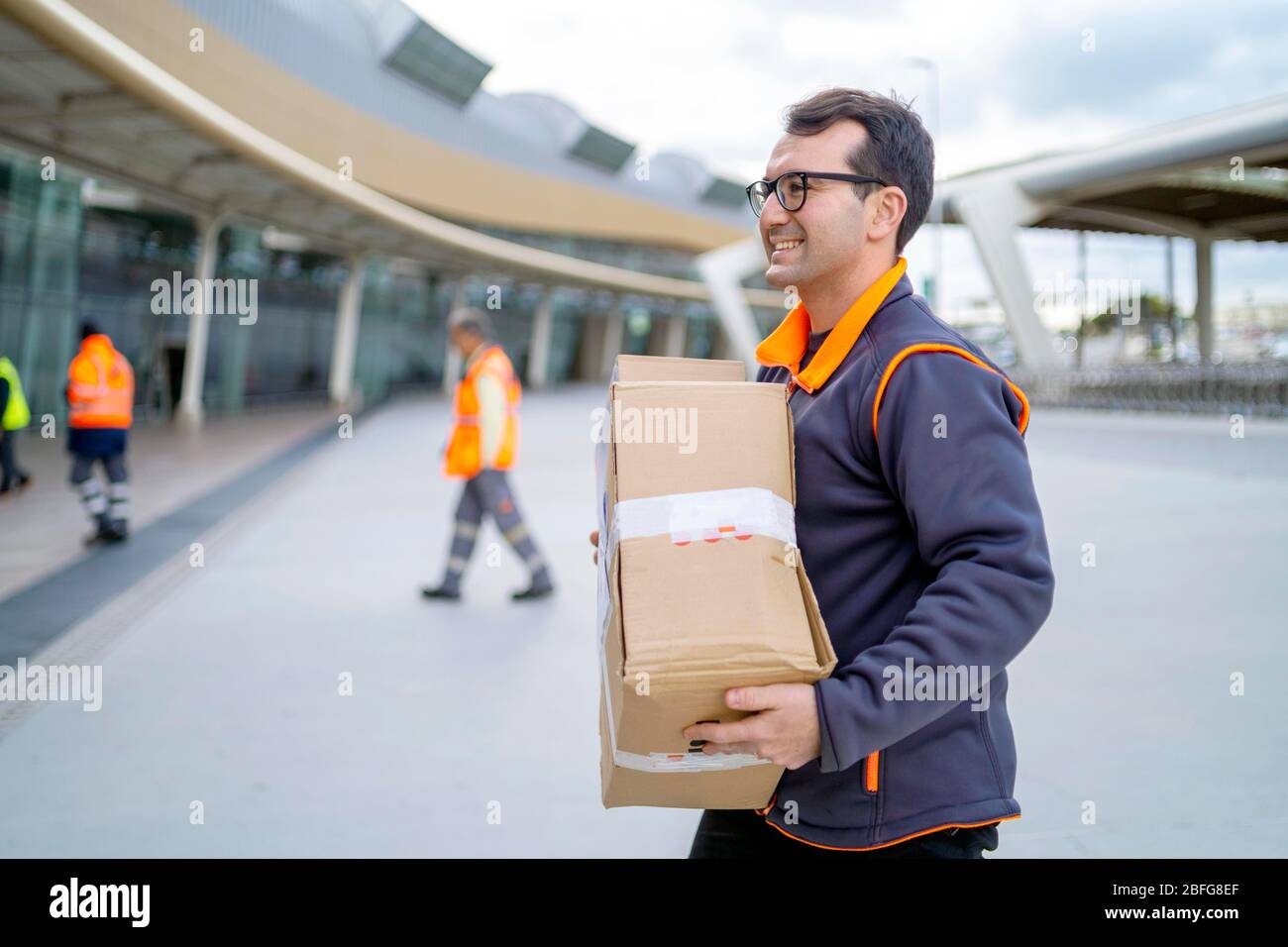 Kurierdienst, heiter Kurier liefert ein Paket, Polen Stockfoto