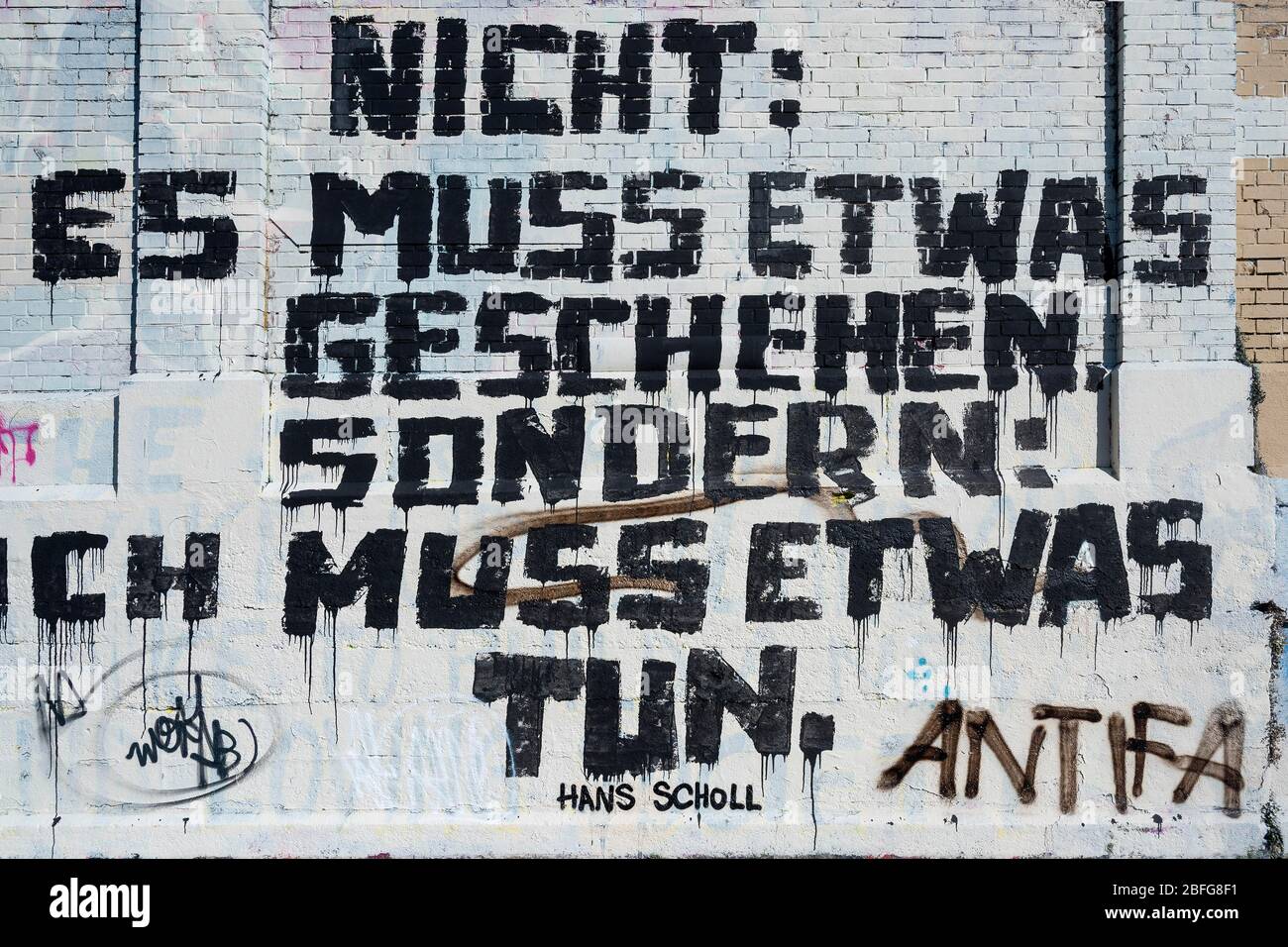 Graffiti mit Slogan an der Wand, Gedenken an die 'Weiße Rose' und Hans Scholl, Schlachthof, München, Oberbayern, Bayern, Deutschland Stockfoto