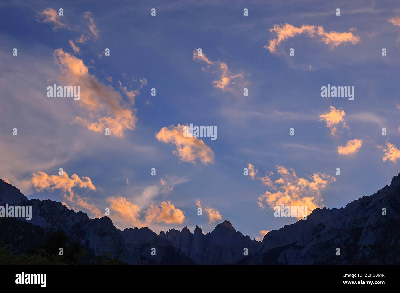 Sonnenuntergang Wolken über Whitney Portals in den östlichen Sierra Nevada Mountains, Kalifornien. Stockfoto