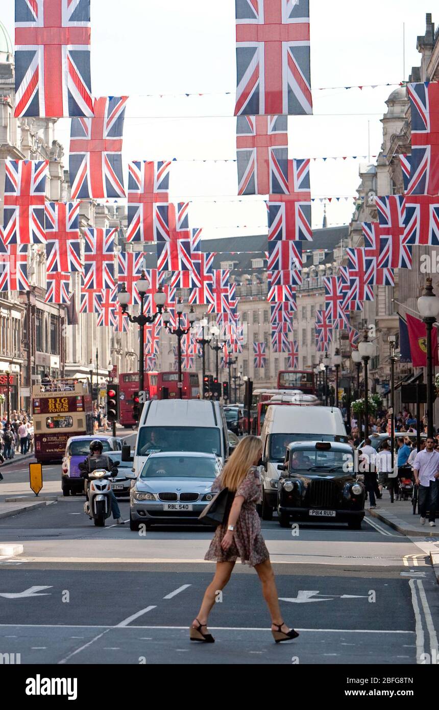Regent Street bedeckt mit britischen Flaggen während der königlichen Hochzeit von Prinz William und Catherine Middleton, die am 29. April 2011 in London stattfand. Stockfoto