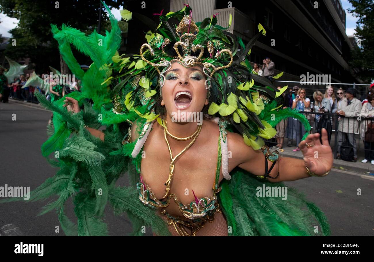 Zweiter Tag von Notting Hill Karneval in Notting Hill mit Erwachsenen dans Schule gefeiert zeigte ihre Kostüme Stockfoto