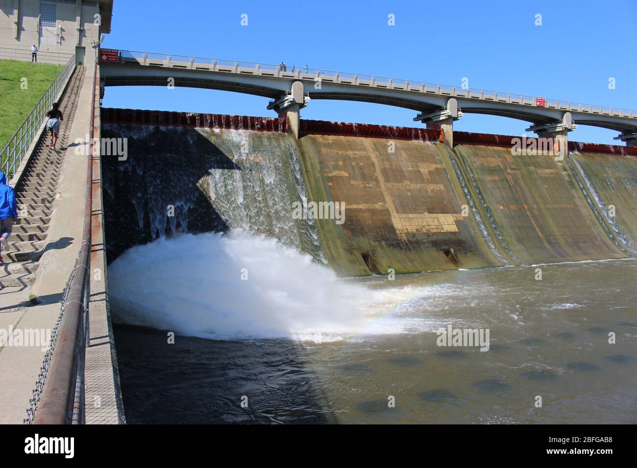 Ort, um in Columbus Ohio Wasserfall zu besuchen, grüne Bäume und grüne Landschaft felsigen Weg unter Pass, Möwe in den Himmel Stockfoto