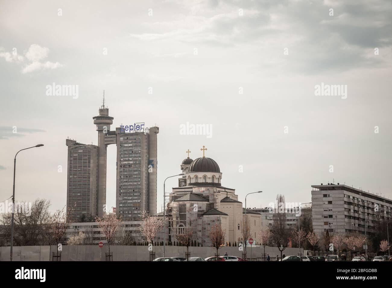 BELGRAD, SERBIEN - 30. MÄRZ 2018: Skyline von Novi beograd mit dem Westtor, auch Zapadna Kapija oder Genex-Turm genannt, und einem modernen orthodoxen Ch Stockfoto