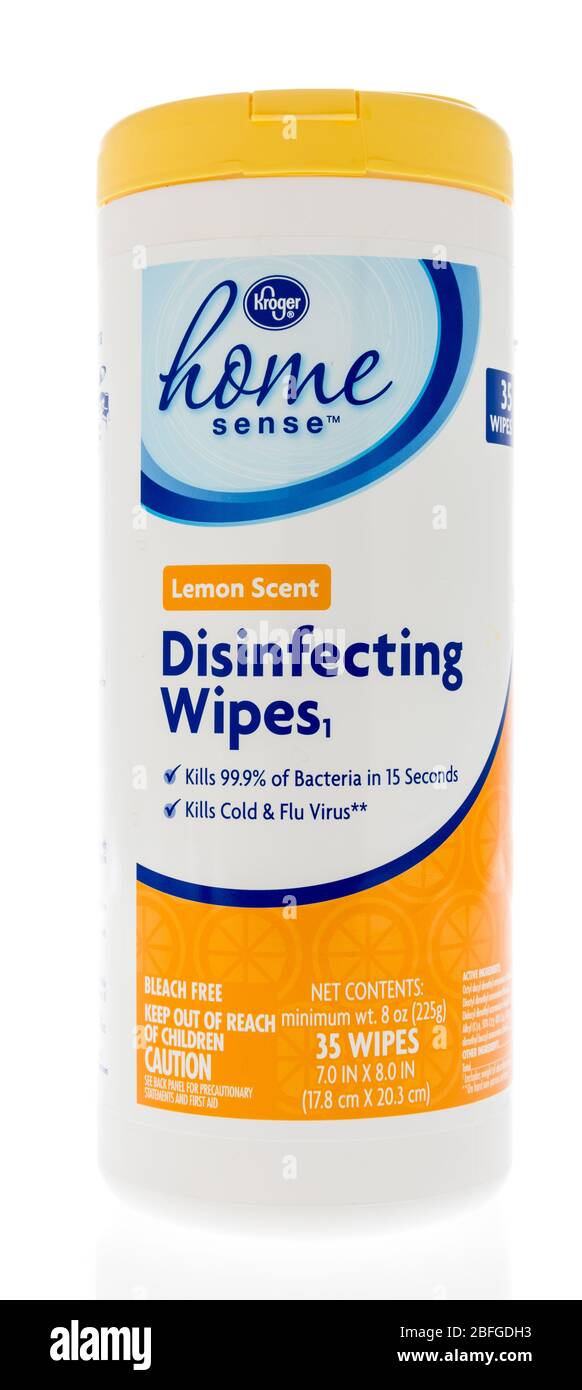 Winneconne, WI - 31. März 2020: Ein Paket von Kroger Home Sense Desinfektionstüchern auf einem isolierten Hintergrund. Stockfoto