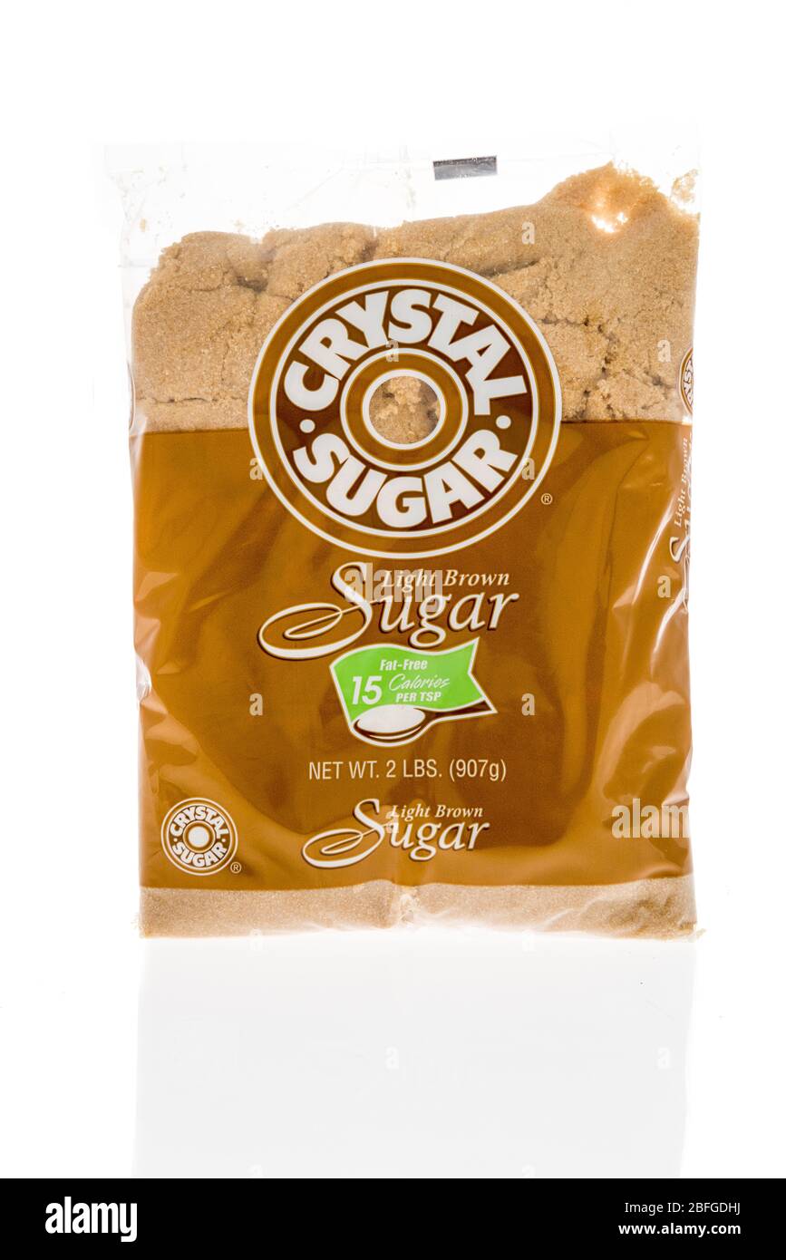 Winneconne, WI - 3. April 2020: Eine Packung Kristallzucker hellbrauner Zucker auf einem isolierten Hintergrund. Stockfoto